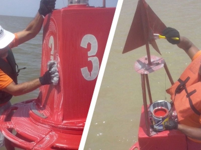 Equipe CHD realizando manutenção de bóia de sinalização náutica