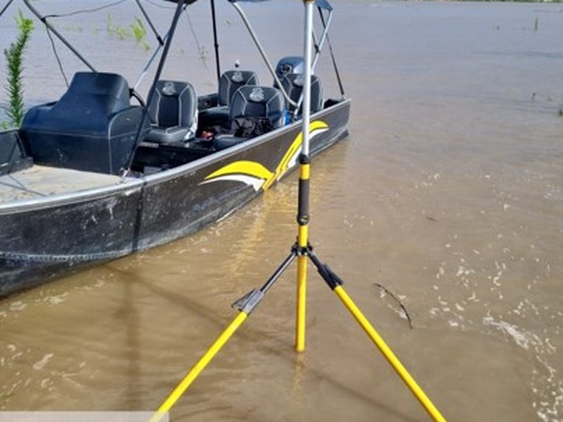 Embarcação CHD com equipamento de medição hidrográfica em rio