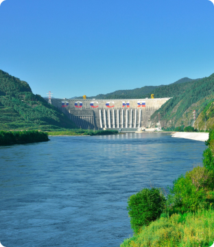 Usina hidrelétrica com barragem e rio